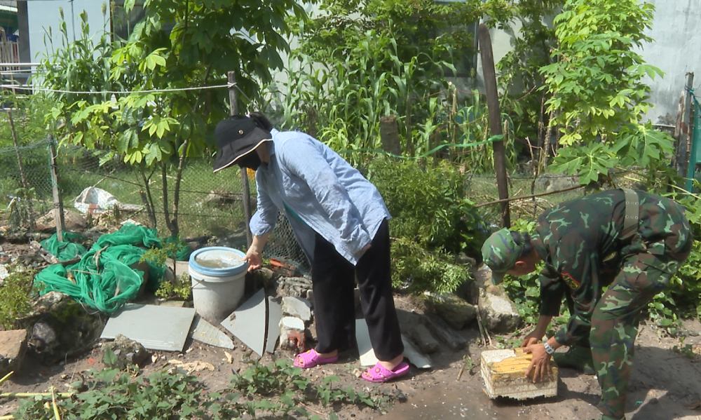 Các tổ đã tiếp cận hộ gia đình, kiểm tra dụng cụ chứa nước trong và ngoài nhà, xử lý các dụng cụ có lăng quăng/bọ gậy, vận động thu gom phế thải và vệ sinh môi trường. Ảnh: Bích Liên/Trung tâm Dịch vụ tổng hợp đặc khu Phú Quốc