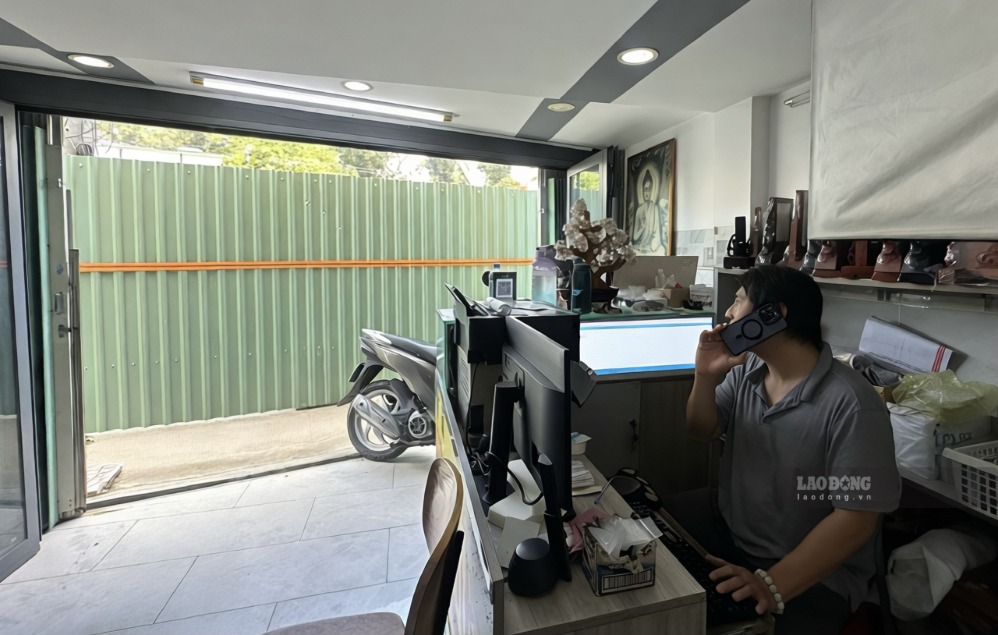 Tiệm ảnh của anh Cao Trường bị rào chắn che khuất gần như toàn bộ mặt tiền, lối đi còn lại chỉ vừa đủ hai xe máy luồn lách qua nhau. Ảnh: Ngọc Ánh.