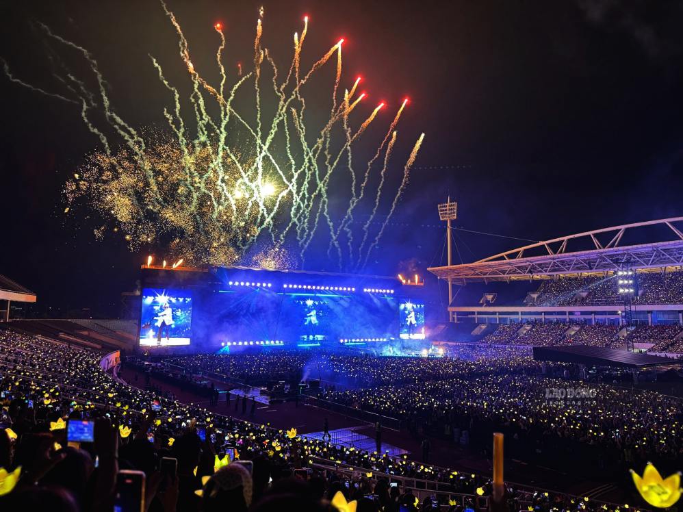 Biển người hâm mộ chào đón BigBang sau tròn 20 năm. Ảnh: Chí Long