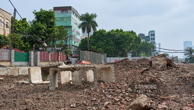 Cuối tháng 9.2026, sau khi hoàn tất giải phóng mặt bằng theo tiến độ thành phố yêu cầu, công trường đường Trần Hữu Dực đang dần được thi công trở lại.