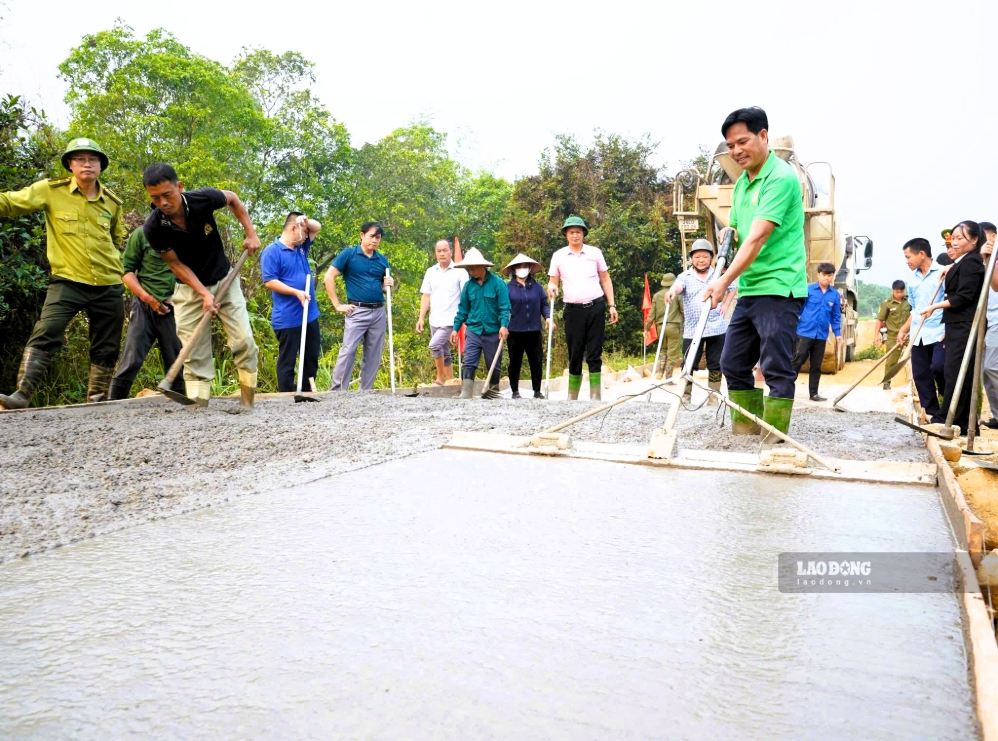 Đường mới tạo điều kiện kết nối nông sản đến với thị trường thuận lợi hơn. Ảnh: Thanh Bình